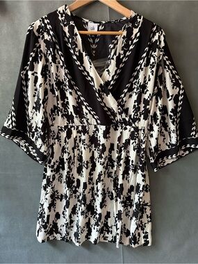 Cabi NWOT Kimono Wrap Dress Black & White Floral Abstract Style 6369 Size Medium